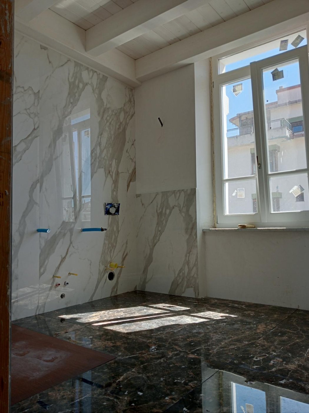 Interno di un appartamento in ristrutturazione a Cagliari con rivestimenti in lastre appena posati