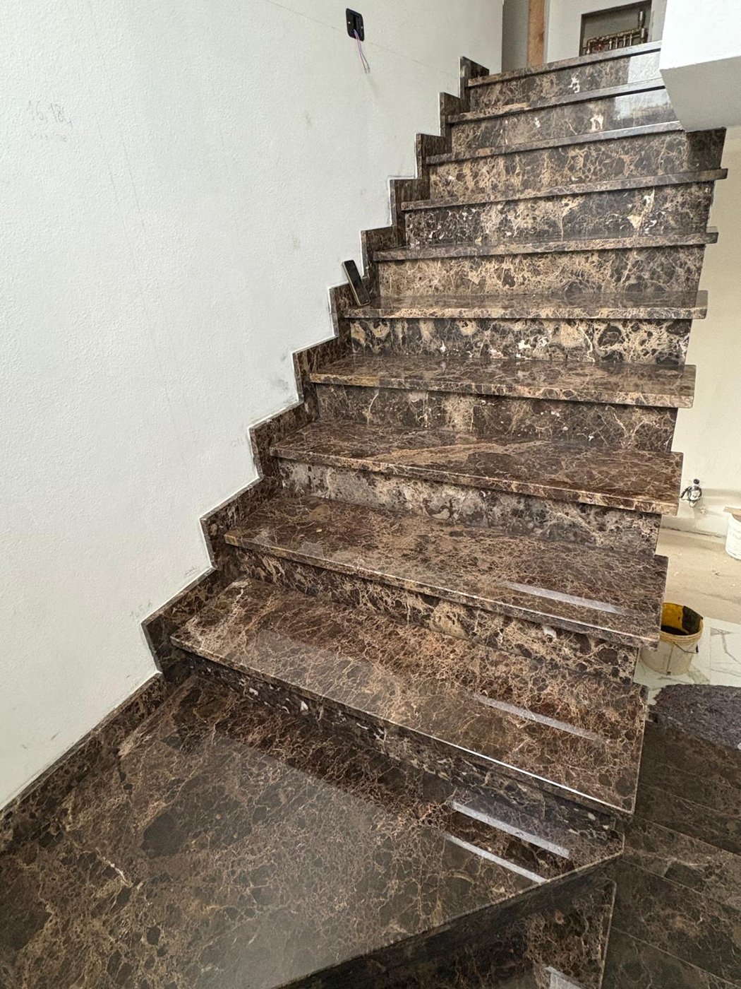Scala interna rivestita in marmo dopo la posa di pavimenti e rivestimenti
